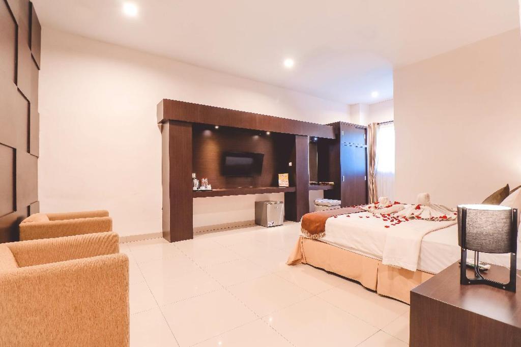 Saka Hotel Medan Sunggal Buitenkant foto
